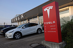 Szakadnak a Tesla-részvények – mi történik?