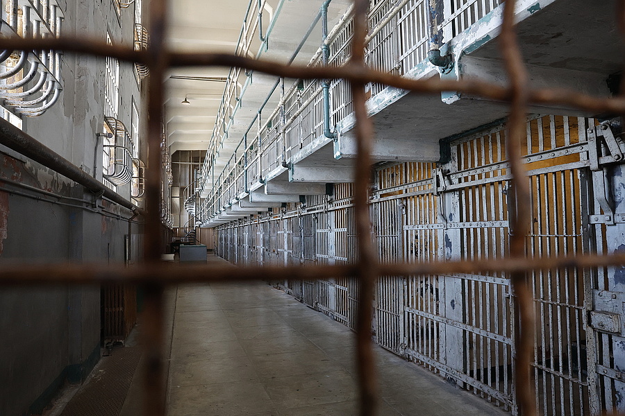 Cellasorok az egykor maximális biztonságú börtönnek otthont adó, a kaliforniai San Franciscói-öbölben fekvő Alcatraz-szigeten 2025. május 13-án