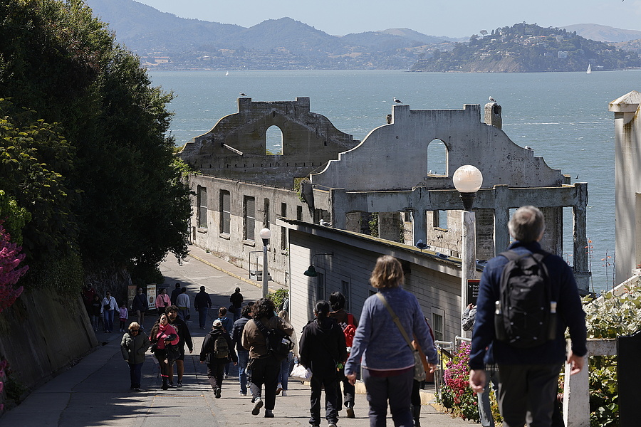 Látogatók az egykor maximális biztonságú börtönnek otthont adó, a kaliforniai San Franciscói-öbölben fekvő Alcatraz-szigeten 2025. május 13-án